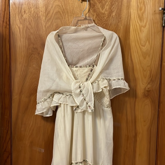 A woman’s long, cotton/polyester dress - Picture 4 of 8